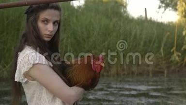 穿着白色衣服的农村女孩在河上抱着公鸡，放松辙叉的生活